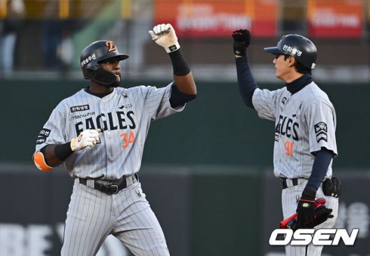 [OSEN=부산, 이석우 기자] 23일 부산 사직야구장에서 2025 신한 SOL 뱅크 KBO 리그 롯데 자이언츠와 한화 이글스의 경기가 열렸다. 홈팀 롯데는 반즈, 방문팀 한화는 와이스가 선발 출전했다.한화 이글스 플로리얼이 1회초 무사 1루 우중간 안타를 치고 하이파이브를 하고 있다. 2025.04.23 / foto0307@osen.co.kr