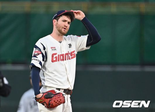 [OSEN=부산, 이석우 기자] 23일 부산 사직야구장에서 2025 신한 SOL 뱅크 KBO 리그 롯데 자이언츠와 한화 이글스의 경기가 열렸다. 홈팀 롯데는 반즈, 방문팀 한화는 와이스가 선발 출전했다.롯데 자이언츠 선발 투수 반즈가 득점이 늘어나자 아쉬워하고 있다. 2025.04.23 / foto0307@osen.co.kr