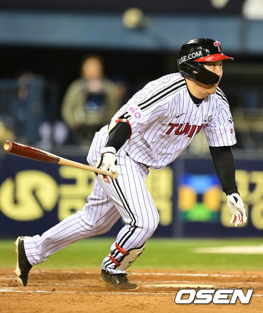 [OSEN=잠실, 김성락 기자] 23일 오후 서울 잠실야구장에서 2025 신한 SOL Bank KBO리그 LG 트윈스와 NC 다이노스의 경기가 열렸다.LG는 송승기, NC는 로건을 선발 투수로 내세웠다.7회말 2사 2, 3루 LG 대타 김현수가 2타점 적시 2루타를 날리고 있다.  2025.04.23 / ksl0919@osen.co.kr