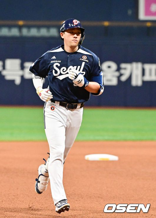 [OSEN=고척, 박준형 기자] 23일 오후 서울 고척스카이돔에서 ‘2025 신한 SOL BANK KBO리그’ 키움 히어로즈와 두산 베어스의 경기가 진행됐다.이날 키움은 김윤하를, 두산은 김유성을 선발투수로 내세웠다.6회초 2사 두산 양석환이 솔로홈런을 날린뒤 베이스를 돌고 있다   2025.04.23 /