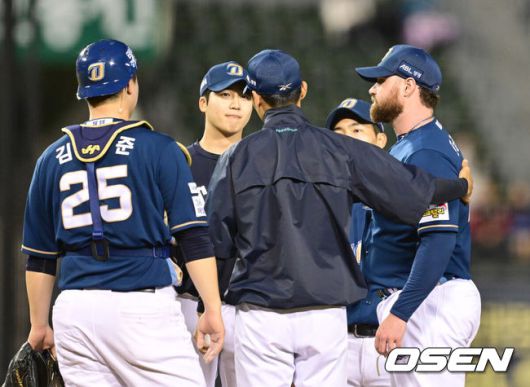 [OSEN=잠실, 김성락 기자] 23일 오후 서울 잠실야구장에서 2025 신한 SOL Bank KBO리그 LG 트윈스와 NC 다이노스의 경기가 열렸다.LG는 송승기, NC는 로건을 선발 투수로 내세웠다.5회말 1사 1, 3루 NC 로건이 교체되고 있다. 2025.04.23 / ksl0919@osen.co.kr