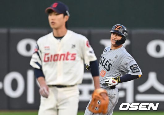 [OSEN=부산, 이석우 기자] 23일 부산 사직야구장에서 2025 신한 SOL 뱅크 KBO 리그 롯데 자이언츠와 한화 이글스의 경기가 열렸다. 홈팀 롯데는 반즈, 방문팀 한화는 와이스가 선발 출전했다.한화 이글스 이진영이 1회초 1사 만루 우익수 오른쪽 2타점 2루타를 치고 세리머니를 하고 있다. 2025.04.23 / foto0307@osen.co.kr