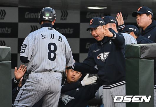[OSEN=부산, 이석우 기자] 23일 부산 사직야구장에서 2025 신한 SOL 뱅크 KBO 리그 롯데 자이언츠와 한화 이글스의 경기가 열렸다. 홈팀 롯데는 반즈, 방문팀 한화는 와이스가 선발 출전했다.한화 이글스 노시환이 1회초 1사 만루 이진영의 우익수 오른쪽 2타점 2루타때 득점을 올리고 축하를 받고 있다. 2025.04.23 / foto0307@osen.co.kr