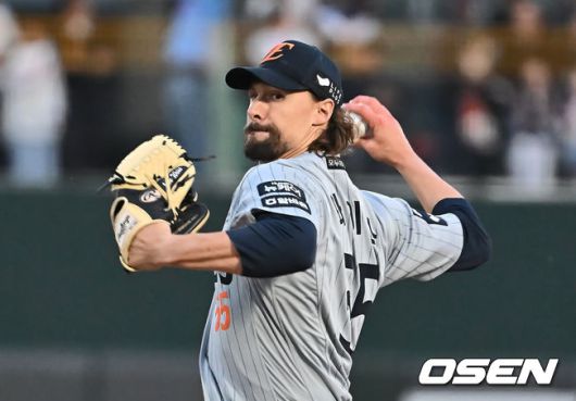 [OSEN=부산, 이석우 기자] 23일 부산 사직야구장에서 2025 신한 SOL 뱅크 KBO 리그 롯데 자이언츠와 한화 이글스의 경기가 열렸다. 홈팀 롯데는 반즈, 방문팀 한화는 와이스가 선발 출전했다.한화 이글스 선발 투수 와이스가 역투하고 있다. 2025.04.23 / foto0307@osen.co.kr