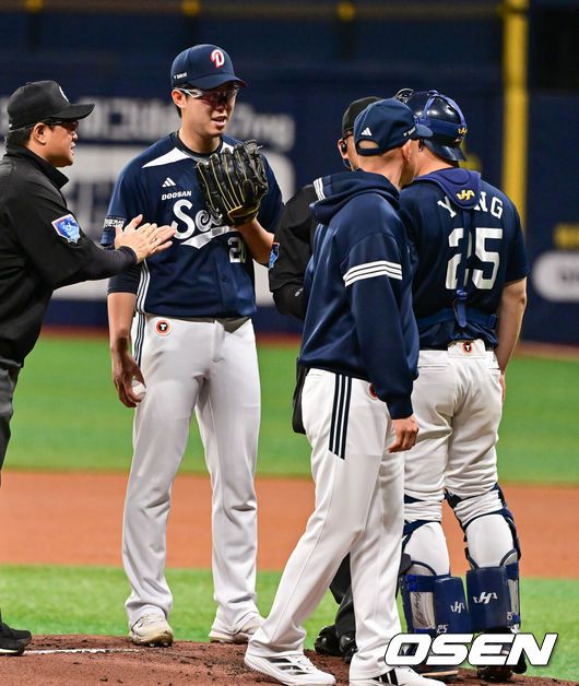 [OSEN=고척, 박준형 기자] 23일 오후 서울 고척스카이돔에서 ‘2025 신한 SOL BANK KBO리그’ 키움 히어로즈와 두산 베어스의 경기가 진행됐다.이날 키움은 김윤하를, 두산은 김유성을 선발투수로 내세웠다.2회말 두산 김윤성이 두타자 연속 사구를 던졌다. 김유성이 박정배 코치와 양의지 포수의 마운드 방문에 미소를 보이고 있다.  2025.04.23 / soul1014@osen.co.kr