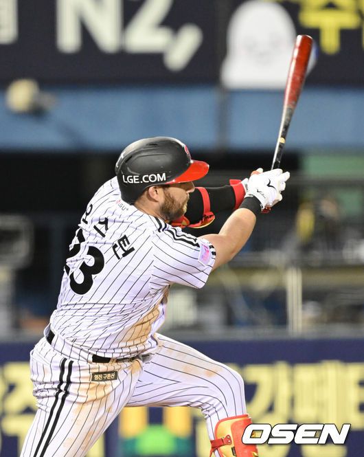 [OSEN=잠실, 김성락 기자] 23일 오후 서울 잠실야구장에서 2025 신한 SOL Bank KBO리그 LG 트윈스와 NC 다이노스의 경기가 열렸다.LG는 송승기, NC는 로건을 선발 투수로 내세웠다.5회말 무사 1루 LG 오스틴이 2루타를 날리고 있다. 2025.04.23 / ksl0919@osen.co.kr
