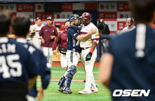 [OSEN=고척, 박준형 기자] 23일 오후 서울 고척스카이돔에서 ‘2025 신한 SOL BANK KBO리그’ 키움 히어로즈와 두산 베어스의 경기가 진행됐다.이날 키움은 김윤하를, 두산은 김유성을 선발투수로 내세웠다.4회말 벤치클리어링때 두산 양의지가 김유성의 높은 공에 깜짝 놀란 푸이그를 막아서고 있다.    2025.04.23 / soul1014@osen.co.kr