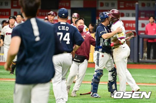 [OSEN=고척, 박준형 기자] 23일 오후 서울 고척스카이돔에서 ‘2025 신한 SOL BANK KBO리그’ 키움 히어로즈와 두산 베어스의 경기가 진행됐다.이날 키움은 김윤하를, 두산은 김유성을 선발투수로 내세웠다.4회말 벤치클리어링때 키움 푸이그가 거칠게 항의하고 있다.    2025.04.23 / soul1014@osen.co.kr