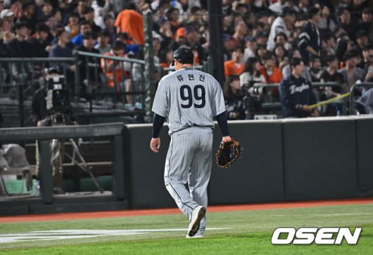 [OSEN=부산, 이석우 기자] 24일 부산 사직야구장에서 2025 신한 SOL 뱅크 KBO 리그 롯데 자이언츠와 한화 이글스의 경기가 열렸다. 홈팀 롯데는 박세웅, 방문팀 한화는 류현진이 선발 출전했다.한화 이글스 류현진이 6회말 역전을 허용하고 아쉬운 걸음을 걷고 있다. 2025.04.24 / foto0307@osen.co.kr