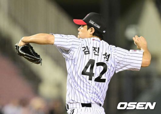 [OSEN=잠실, 김성락 기자] 23일 오후 서울 잠실야구장에서 2025 신한 SOL Bank KBO리그 LG 트윈스와 NC 다이노스의 경기가 열렸다.LG는 송승기, NC는 로건을 선발 투수로 내세웠다.8회초 LG 김진성이 마운드에 올라 힘차게 공을 뿌리고 있다. 2025.04.23 / ksl0919@osen.co.kr