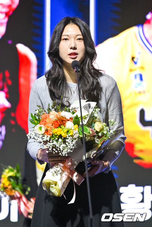 [OSEN=박준형 기자]  14일 오후 서울 서대문구 스위스그랜드호텔에서 2024-2025 V리그 시상식이 진행됐다.여자부는 마지막을 화려하게 장식한 김연경이 정규리그 MVP까지 노리는 반면, 남자부는 트레블을 이끈 레오와 토종 에이스 허수봉이 치열한 경쟁을 펼치고 있다.20주년 베스트7에 선정된 양효진이 소감을 말하고 있다.   2025.04.14 / soul1014@osen.co.kr