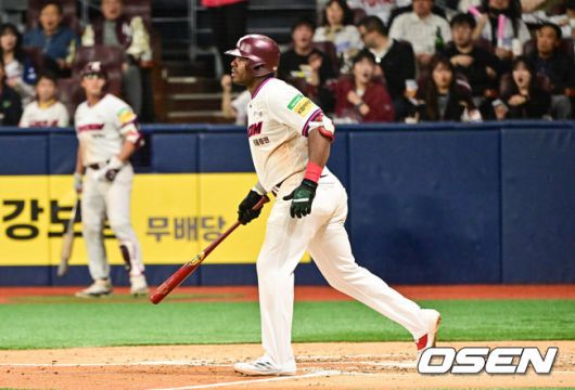 [OSEN=고척, 박준형 기자] 23일 오후 서울 고척스카이돔에서 ‘2025 신한 SOL BANK KBO리그’ 키움 히어로즈와 두산 베어스의 경기가 진행됐다.이날 키움은 김윤하를, 두산은 김유성을 선발투수로 내세웠다.4회말 벤치클리어링때 키움 푸이그가 거칠게 항의하고 있다.    2025.04.23 / soul1014@osen.co.kr