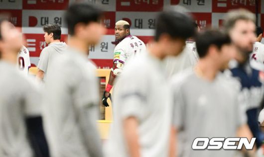 [OSEN=고척, 박준형 기자] 두산 베어스가 23일 서울 고척스카이돔에서 열린 2025 신한 SOL뱅크 KBO리그 키움 히어로즈와의 시즌 4차전에서 8-2로 승리했다.두산은 전날 패배 설욕과 함께 3연패에서 탈출하며 시즌 10승 14패를 기록했다. 반면 연승이 좌절된 키움은 9승 18패가 됐다.경기종료 후 키움 푸이그가 두산 선수단을 바라보고 있다  2025.04.23