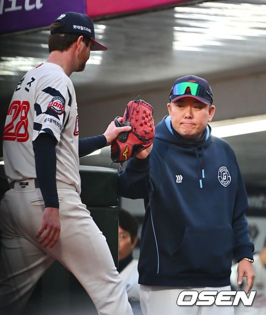 [OSEN=부산, 이석우 기자] 16일 부산 사직야구장에서 2025 신한 SOL 뱅크 KBO 리그 롯데 자이언츠와 키움 히어로즈의 경기가 열렸다. 홈팀 롯데는 반즈, 방문팀 키움은 하영민이 선발 출전했다.롯데 자이언츠 선발 투수 반즈가 1회초 수비를 마치고 주형광 코치와 하이파이브를 하고 있다. 2025.04.16 / foto0307@osen.co.kr