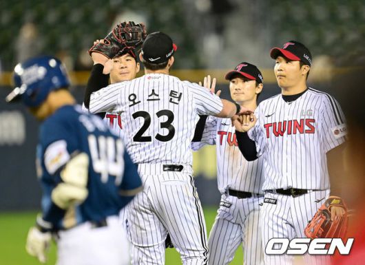 [OSEN=잠실, 김성락 기자] 프로야구 LG 트윈스가 NC 다이노스를 꺾고 2연패에서 벗어났다.LG는23일 잠실구장에서 열린 2025 KBO리그NC와 경기에서 3-0으로 승리하며 전날 패배를 설욕했다.  승리가 확정된 순간 LG 선수들이 기쁨을 나누고 있다. 2025.04.23 / ksl0919@osen.co.kr