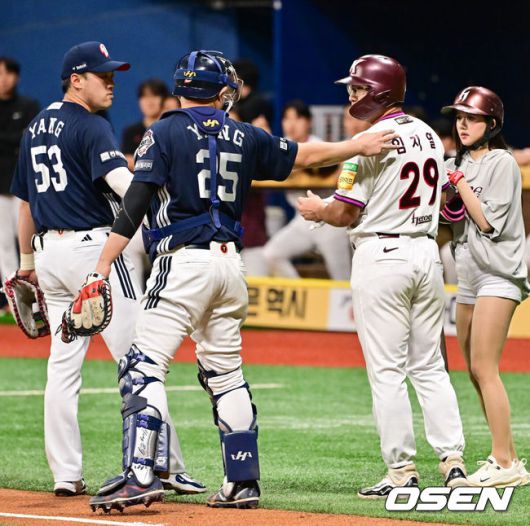 [OSEN=고척, 박준형 기자] 23일 오후 서울 고척스카이돔에서 ‘2025 신한 SOL BANK KBO리그’ 키움 히어로즈와 두산 베어스의 경기가 진행됐다.이날 키움은 김윤하를, 두산은 김유성을 선발투수로 내세웠다.2회말 1사 1루 볼넷 출루한 키움 임지열이 머리쪽 위협구에 항의하자 양의지 포수가 임지열을 다독이고 있다.  2025.04.23 / soul1014@osen.co.kr