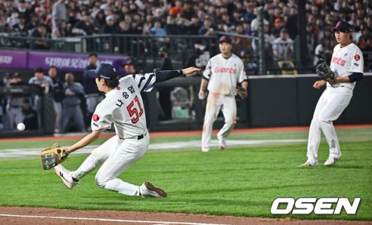 [OSEN=부산, 이석우 기자] 24일 부산 사직야구장에서 2025 신한 SOL 뱅크 KBO 리그 롯데 자이언츠와 한화 이글스의 경기가 열렸다. 홈팀 롯데는 박세웅, 방문팀 한화는 류현진이 선발 출전했다.롯데 자이언츠 나승엽이 4회초 무사 1루 한화 이글스 최재훈의 번트를 잡고 있다. 2025.04.24 / foto0307@osen.co.kr