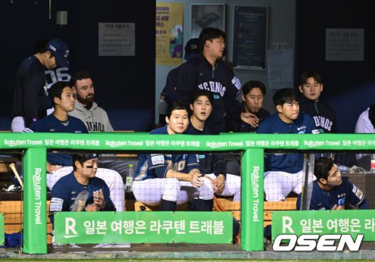 [OSEN=잠실, 김성락 기자] 프로야구 LG 트윈스가 NC 다이노스를 꺾고 2연패에서 벗어났다.LG는23일 잠실구장에서 열린 2025 KBO리그NC와 경기에서 3-0으로 승리하며 전날 패배를 설욕했다.  9회초 NC 선수들 더그아웃에서 경기를 지켜보고 있다. 2025.04.23 / ksl0919@osen.co.kr