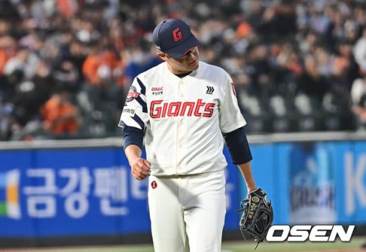 [OSEN=부산, 이석우 기자] 24일 부산 사직야구장에서 2025 신한 SOL 뱅크 KBO 리그 롯데 자이언츠와 한화 이글스의 경기가 열렸다. 홈팀 롯데는 박세웅, 방문팀 한화는 류현진이 선발 출전했다.롯데 자이언츠 박세웅이 2회초 3실점하고 아쉬워하고 있다. 2025.04.24 / foto0307@osen.co.kr