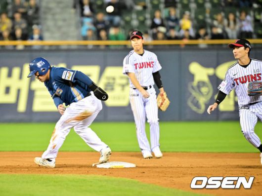 [OSEN=잠실, 민경훈 기자] 24일 오후 서울 잠실야구장에서 2025 신한 SOL Bank KBO리그 LG 트윈스와 NC 다이노스의 경기가 열렸다.홈팀 LG는 치리노스, 원정팀 NC는 라일리를 선발로 내세웠다4회초 1사 주자 1,2루 NC 서호철 타석에서 투수 실책을 틈타 권희동이 2루에 세이프되고 있다. 2025.04.24 / rumi@osen.co.kr