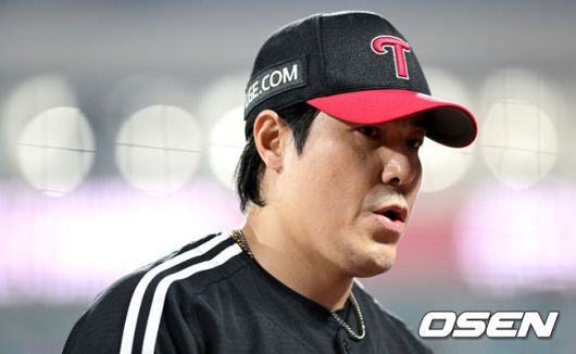 [OSEN=수원, 최규한 기자] 3일 오후 경기도 수원 KT위즈파크에서 ‘2025 신한 SOL Bank KBO리그’ KT 위즈와 LG 트윈스의 경기가 열렸다. 홈팀 KT는 헤이수스, 방문팀 LG는 임찬규를 선발로 내세웠다. 6회말 2사 1, 2루 상황 마운드에 오른 LG 투수 김진성이 실점없이 이닝을 막아낸 뒤 더그아웃으로 향하고 있다. 2025.04.03 / dreamer@osen.co.kr