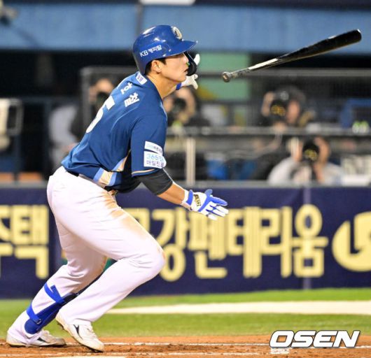 [OSEN=잠실, 민경훈 기자] 24일 오후 서울 잠실야구장에서 2025 신한 SOL Bank KBO리그 LG 트윈스와 NC 다이노스의 경기가 열렸다.홈팀 LG는 치리노스, 원정팀 NC는 라일리를 선발로 내세웠다4회초 1사 주자 2,3루 NC 서호철이 우중간 선취 2타점 적시타를 때리고 있다. 2025.04.24 / rumi@osen.co.kr