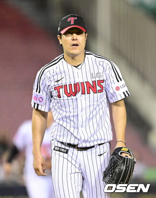 [OSEN=잠실, 김성락 기자] 23일 오후 서울 잠실야구장에서 2025 신한 SOL Bank KBO리그 LG 트윈스와 NC 다이노스의 경기가 열렸다.LG는 송승기, NC는 로건을 선발 투수로 내세웠다.8회초 종료 후 LG 김진성이 더그아웃으로 이동하고 있다.  2025.04.23 / ksl0919@osen.co.kr