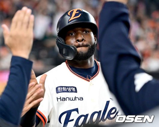 [OSEN=대전, 최규한 기자] 18일 오후 대전 한화생명 볼파크에서 ‘2025 신한 SOL Bank KBO리그’ 한화 이글스와 NC 다이노스의 경기가 열렸다.홈팀 한화는 엄상백, 방문팀 NC는 로건 앨런을 선발로 내세웠다.6회말 1사 1, 3루 상황 한화 채은성의 달아나는 1타점 적시타 때 홈을 밟은 한화 플로리얼이 더그아웃 동료들과 인사를 나누고 있다. 2025.04.18 / dreamer@osen.co.kr