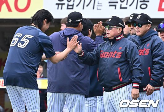 [OSEN=대구, 이석우 기자] 20일 대구삼성라이온즈파크에서 2025 신한 SOL 뱅크 KBO 리그 삼성 라이온즈와 롯데 자이언츠의 경기가 열렸다. 홈팀 삼성은 후라도가, 방문팀 롯데는 나균안이 선발 출전했다. 롯데 자이언츠 김태형 감독이 삼성 라이온즈에 4-3으로 승리한 후 정철원과 하이파이브를 하고 있다. 2025.04.20 / foto0307@osen.co.kr