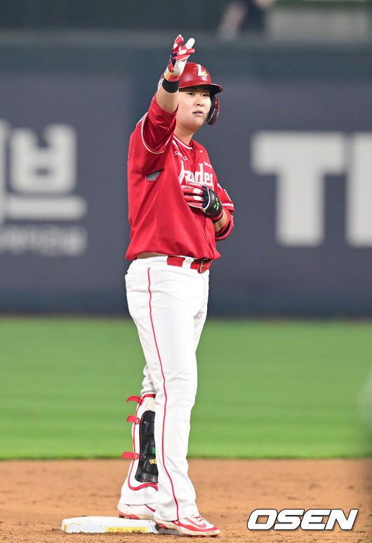 [OSEN=수원, 김성락 기자] 24일 오후 수원 KT위즈파크에서 ‘2025 신한 SOL Bank KBO리그’ KT 위즈와 SSG 랜더스의 경기가 열렸다.홈팀 KT는 강건, 원정팀 SSG는 문승원을 선발로 내세웠다. 7회초 1사 3루 SSG 고명준이 1타점 적시 2루타를 날린 뒤 세리머니를 하고 있다.  2025.04.24 / ksl0919@osen.co.kr