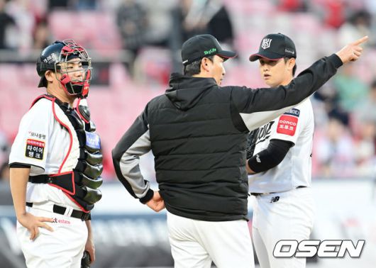 [OSEN=수원, 김성락 기자] 24일 오후 수원 KT위즈파크에서 ‘2025 신한 SOL Bank KBO리그’ KT 위즈와 SSG 랜더스의 경기가 열렸다.홈팀 KT는 강건, 원정팀 SSG는 문승원을 선발로 내세웠다. 2회초 1사 만루 KT 마운드를 방문한 제춘모 투수코치가 강건과 이야기를 나누고 있다. 2025.04.24 / ksl0919@osen.co.kr