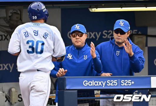 [OSEN=대구, 이석우 기자] 19일 대구삼성라이온즈파크에서 2025 신한 SOL 뱅크 KBO 리그 삼성 라이온즈와 롯데 자이언츠의 경기가 열렸다. 홈팀 삼성은 김대호가, 방문팀 롯데는 김진욱이 선발 출전했다. 삼성 라이온즈 김영웅이 2회말 우월 솔로 홈런을 치고 박진만 감독과 하이파이브를 하고 있다. 2025.04.19 / foto0307@osen.co.kr
