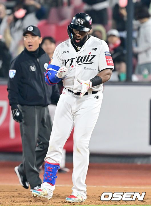 [OSEN=수원, 김성락 기자] 24일 오후 수원 KT위즈파크에서 ‘2025 신한 SOL Bank KBO리그’ KT 위즈와 SSG 랜더스의 경기가 열렸다.홈팀 KT는 강건, 원정팀 SSG는 문승원을 선발로 내세웠다. 7회말 1사 만루 KT 로하스가 추격의 2타점 적시타를 날린 뒤 기뻐하고 있다. 2025.04.24 /