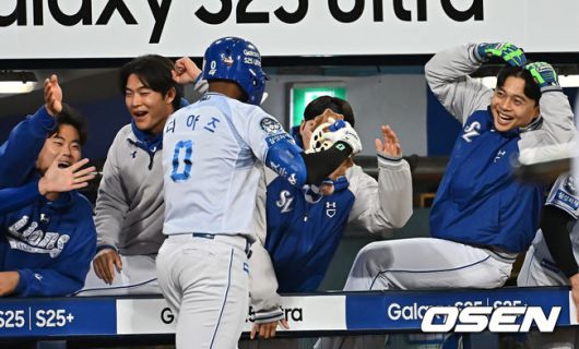 [OSEN=대구, 이석우 기자] 25일 대구삼성라이온즈파크에서 2025 신한 SOL 뱅크 KBO 리그 삼성 라이온즈와 NC 다이노스의 경기가 열렸다. 홈팀 삼성은 김대호가, 방문팀 NC는 목지훈이 선발 출전했다. 삼성 라이온즈 디아즈가 4회말 2사 2루 좌중월 2점 홈런을 치고 하이파이브를 하고 있다. 2025.04.25 / foto0307@osen.co.kr