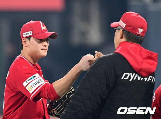 [OSEN=수원, 김성락 기자] 24일 오후 수원 KT위즈파크에서 ‘2025 신한 SOL Bank KBO리그’ KT 위즈와 SSG 랜더스의 경기가 열렸다.이날 경기는 SSG 랜더스가 KT 위즈를 상대로 6-5로 승리했다. 경기 종료 후 SSG 조병현, 이숭용 감독이 기쁨을 나누고 있다. 2025.04.24 /