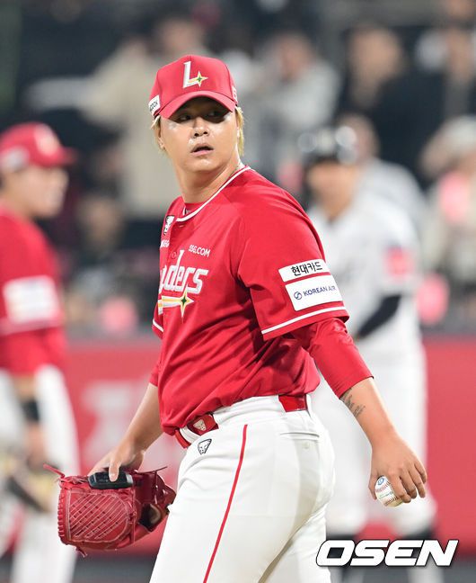 [OSEN=수원, 김성락 기자] 24일 오후 수원 KT위즈파크에서 ‘2025 신한 SOL Bank KBO리그’ KT 위즈와 SSG 랜더스의 경기가 열렸다.홈팀 KT는 강건, 원정팀 SSG는 문승원을 선발로 내세웠다. 7회말 1사 1, 2루 SSG 김민이 KT 권동진에게 안타를 허용, 만루 위기를 맞고 있다. 2025.04.24 / ksl0919@osen.co.kr