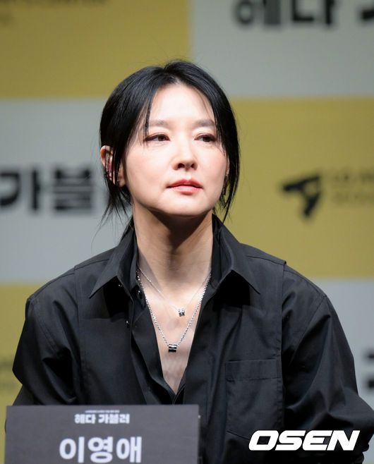 [OSEN=조은정 기자]연극 ‘헤다 가블러’ 제작발표회가 8일 오후 서울 강서구 LG아트센터 서울에서 열렸다.이날 현장에는 이현정 LG아트센터장을 비롯해 연출가 전인철, 배우 이영애, 김정호, 지현준, 이승주, 백지원 등이 참석했다.배우 이영애가 질의응답 시간을 갖고 있다. 2025.04.08 /cej@osen.co.kr