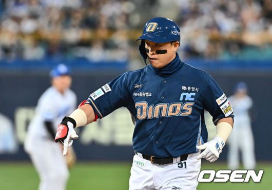 [OSEN=대구, 이석우 기자] 25일 대구삼성라이온즈파크에서 2025 신한 SOL 뱅크 KBO 리그 삼성 라이온즈와 NC 다이노스의 경기가 열렸다. 홈팀 삼성은 김대호가, 방문팀 NC는 목지훈이 선발 출전했다. NC 다이노스 손아섭이 2회초 2사 2루 좌중간 1타점 안타를 치고 세리머니를 하고 있다. 2025.04.25 / foto0307@osen.co.kr