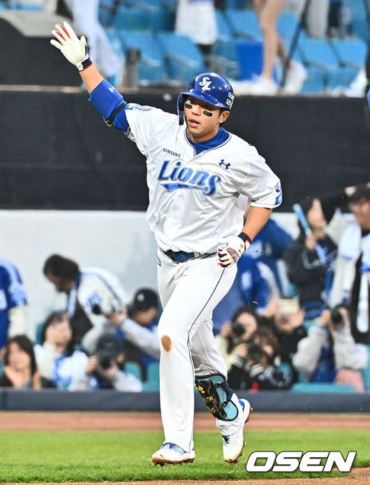 [OSEN=대구, 이석우 기자] 4일 대구삼성라이온즈파크에서 2025 신한 SOL 뱅크 KBO 리그 삼성 라이온즈와 한화 이글스의 경기가 열렸다. 홈팀 삼성은 원태인이, 방문팀 한화는 와이스가 선발 출전했다. 삼성 라이온즈 김영웅이 1회말 2사 좌월 솔로 홈런을 치고 하이파이브를 하고 있다. 2025.04.04 / foto0307@osen.co.kr