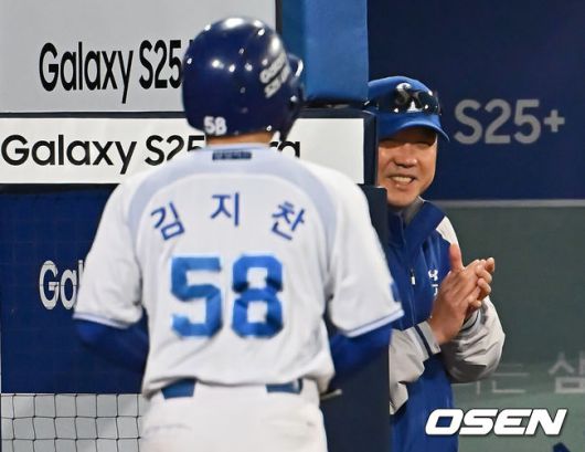[OSEN=대구, 이석우 기자] 25일 대구삼성라이온즈파크에서 2025 신한 SOL 뱅크 KBO 리그 삼성 라이온즈와 NC 다이노스의 경기가 열렸다. 홈팀 삼성은 김대호가, 방문팀 NC는 목지훈이 선발 출전했다. 삼성 라이온즈 박진만 감독이 4회말 1사 2루 김성윤의 중견수 앞 역전 1타점 안타때 득점을 올린 김지찬을 보며 활짝 웃고 있다. 2025.04.25 / foto0307@osen.co.kr