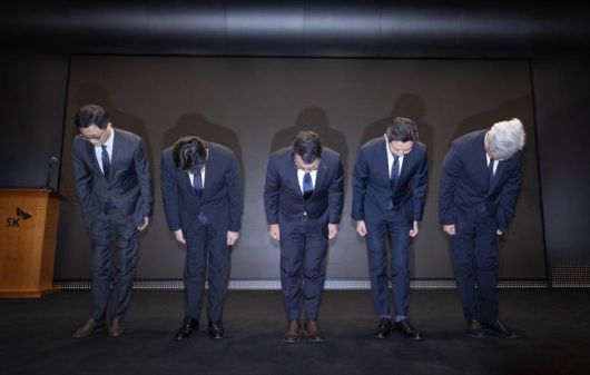 이종훈Infra전략본부장,홍승태 고객가치혁신실장,유영상CEO,배병찬MNO AT본부장,윤재웅 마케팅전략본부장(왼쪽부터)이 사과 인사를 하고 있다.