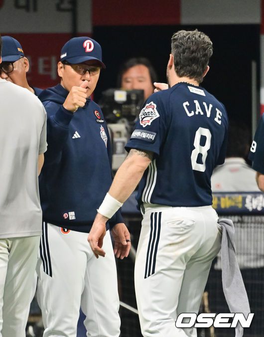 [OSEN=고척, 박준형 기자] 프로야구 두산 베어스가 2연승을 달리며 주중 3연전 위닝시리즈를 챙겼다.두산은 24일 서울 고척스카이돔에서 열린 ‘2025 신한은행 SOL Bank KBO리그’ 키움 히어로즈와의 경기에서 9-3으로 승리했다. 이날 승리로 2연승을 달린 두산은 주중 3연전 첫 경기를 내주고도 위닝시리즈를 가져가는데 성공했다.경기종료 후 두산 이승엽 감독이 케이브와 하이파이브를 하고 있다.  2025.04.24 / soul1014@osen.co.kr