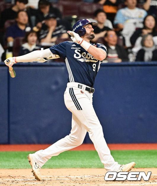 [OSEN=고척, 박준형 기자]  24일 오후 서울 고척스카이돔에서 ‘2025 신한 SOL BANK KBO리그’  키움 히어로즈와 두산 베어스의 경기가 진행됐다.이날 키움은 김연주를 두산은 콜어빈을 선발투수로 내세웠다.3회초 무사 1루 두산 케이브가 2점 홈런을 날리고 있다.   2025.04.24 / soul1014@osen.co.kr