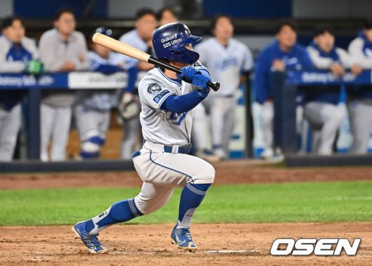 [OSEN=대구, 이석우 기자] 25일 대구삼성라이온즈파크에서 2025 신한 SOL 뱅크 KBO 리그 삼성 라이온즈와 NC 다이노스의 경기가 열렸다. 홈팀 삼성은 김대호가, 방문팀 NC는 목지훈이 선발 출전했다. 삼성 라이온즈 김성윤이 4회말 1사 2루 중견수 앞 역전 1타점 안타를 치고 있다. 2025.04.25 / foto0307@osen.co.kr