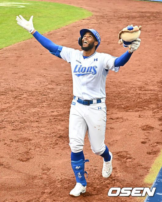 [OSEN=대구, 이석우 기자] 5일 대구삼성라이온즈파크에서 2025 신한 SOL 뱅크 KBO 리그 삼성 라이온즈와 한화 이글스의 경기가 열렸다. 홈팀 삼성은 이승현이, 방문팀 한화는 류현진이 선발 출전했다. 삼성 라이온즈 디아즈가 6회말 우월 솔로 홈런을 치고 세리머니를 하고 있다. 2025.04.05 / foto0307@osen.co.kr