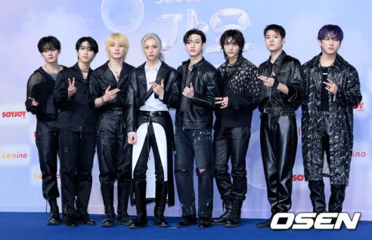 [OSEN=지형준 기자] 9일 오후 서울 용산구 이태원로 블루스퀘어에서 보이넥스트도어(BOYNEXTDOOR) 미니 3집 ‘19.99’ 미디어 쇼케이스가 열렸다.미니 3집 ‘19.99’는 스무살이 되기 직전의 상태를 ‘19.99’라는 불완전한 숫자로 표현한 앨범이다. 10대와 20대의 경계에 선 청춘의 생각과 고민을 담았다.신곡 ‘Nice Guy’는 세상 사람들을 다 사로잡을 수 있다고 믿는 19.99세의 ‘근거 있는 자신감’을 그린 노래다. 명재현, 태산, 운학이 작사, 작곡에 참여해 스물 언저리 청춘의 자기애와 자신감을 자유롭고 솔직한 가사로 표현했다.보이넥스트도어가 포토타임을 하고 있다. 2024.09.09 / jpnews@osen.co.kr