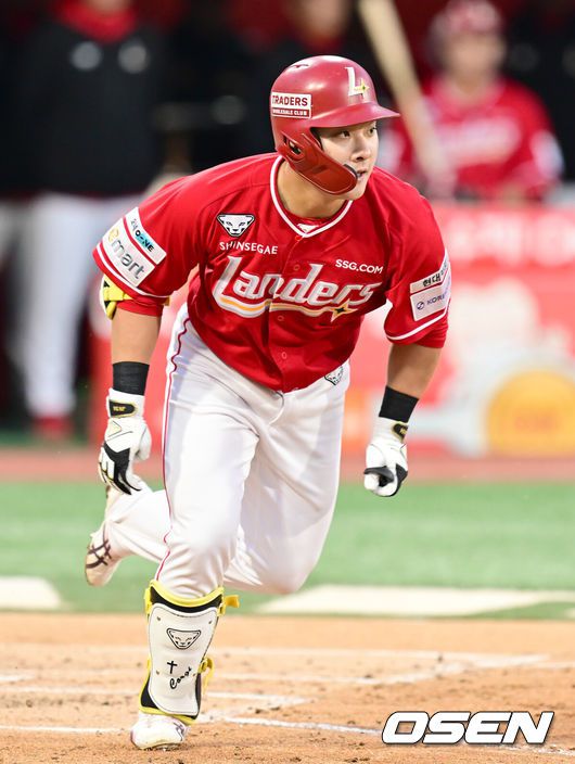 [OSEN=수원, 김성락 기자] 24일 오후 수원 KT위즈파크에서 ‘2025 신한 SOL Bank KBO리그’ KT 위즈와 SSG 랜더스의 경기가 열렸다.홈팀 KT는 강건, 원정팀 SSG는 문승원을 선발로 내세웠다. 2회초 2사 2, 3루 SSG 최준우가 2타점 적시타를 날린 뒤 진루하고 있다. 2025.04.24 / ksl0919@osen.co.kr