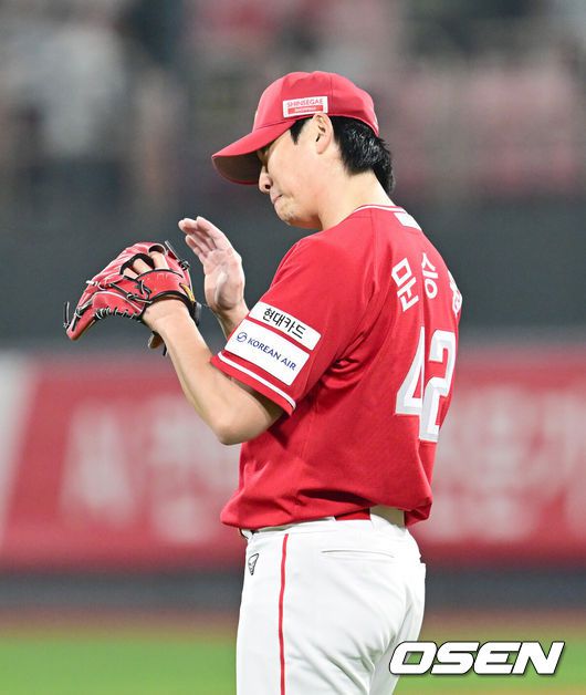 [OSEN=수원, 김성락 기자] 24일 오후 수원 KT위즈파크에서 ‘2025 신한 SOL Bank KBO리그’ KT 위즈와 SSG 랜더스의 경기가 열렸다.홈팀 KT는 강건, 원정팀 SSG는 문승원을 선발로 내세웠다. 6회말 1사 2루 SSG 문승원이 KT 허경민의 타격 때 호수비를 펼친 SSG 유격수 박성한에게 박수를 보내고 있다. 2025.04.24 / ksl0919@osen.co.kr