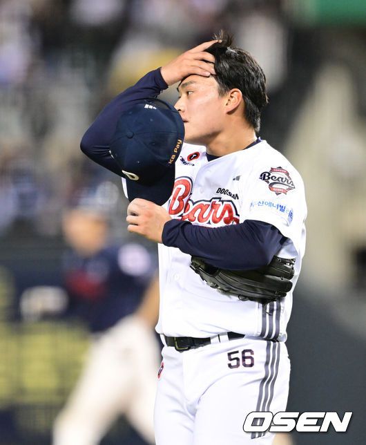 [OSEN=잠실, 김성락 기자] 25일 오후 서울 잠실야구장에서 ‘2025 신한 SOL Bank KBO리그’ 두산 베어스와 롯데 자이언츠의 경기가 열렸다.홈팀 두산은 최원준, 원정팀 롯데는 데이비슨을 선발로 내세웠다. 7회초 무사 3루 두산 김호준이 롯데 나승엽에게 2점 홈런을 허용, 아쉬워하고 있다. 2025.04.25/ ksl0919@osen.co.kr