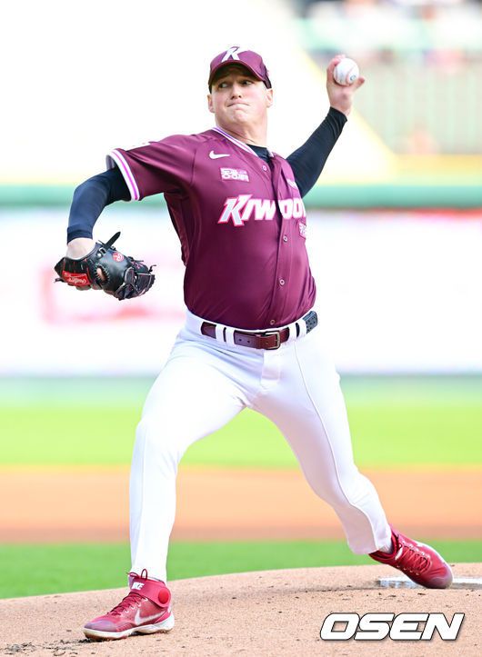 [OSEN=인천, 김성락 기자] 26일 인천 미추홀구 SSG랜더스필드에서 '2025 신한 SOL Bank KBO리그' SSG 랜더스와 키움 히어로즈의 경기가 열렸다. 홈팀 SSG는 앤더슨, 키움은 로젠버그를 선발로 내세웠다. 1회말 키움 선발 로젠버그가 마운드에 올라 힘차게 공을 뿌리고 있다. 2025.04.26 / ksl0919@osen.co.kr